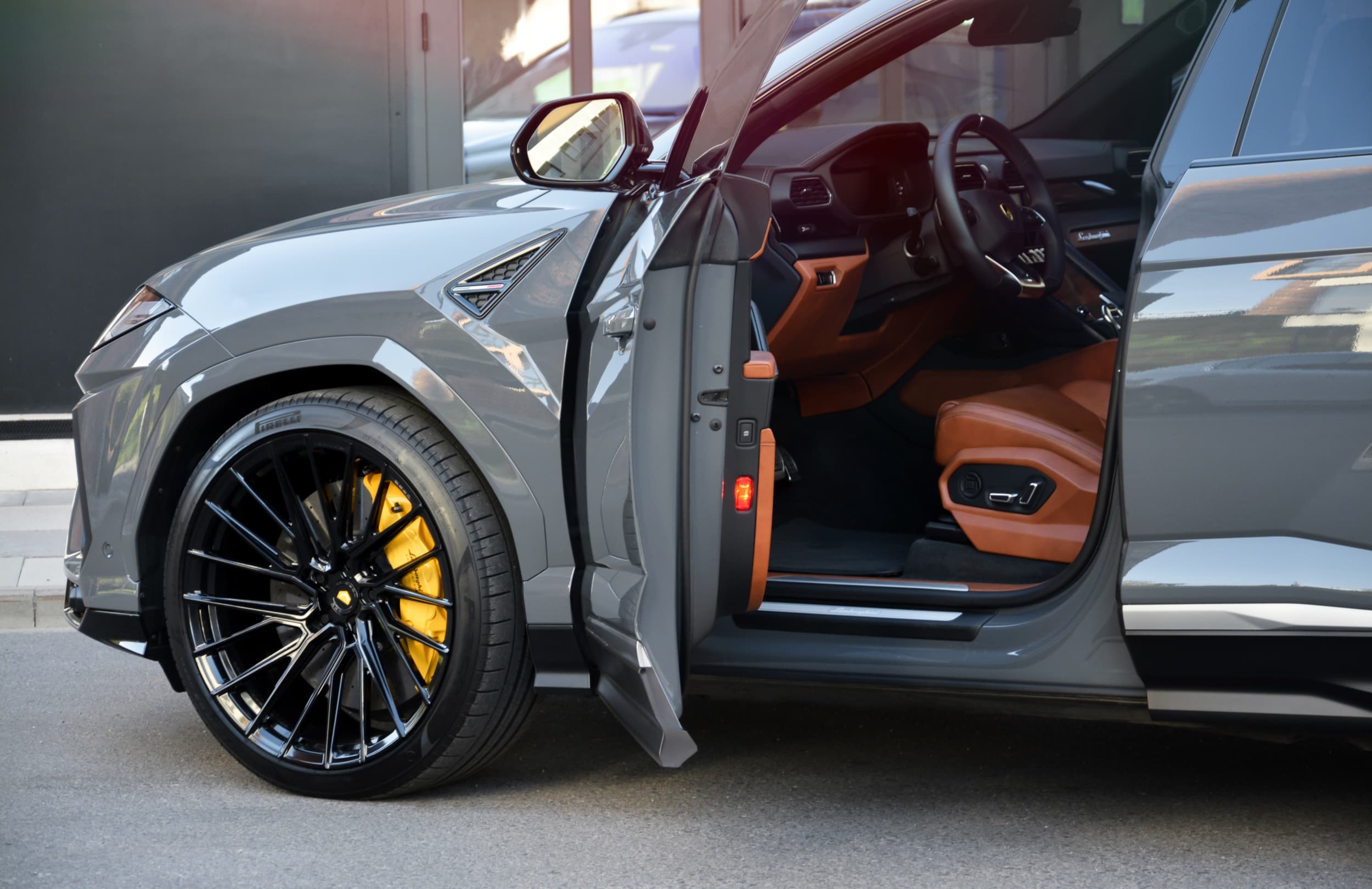 Side profile of Lamborghini Urus on Gloss Black forged wheels