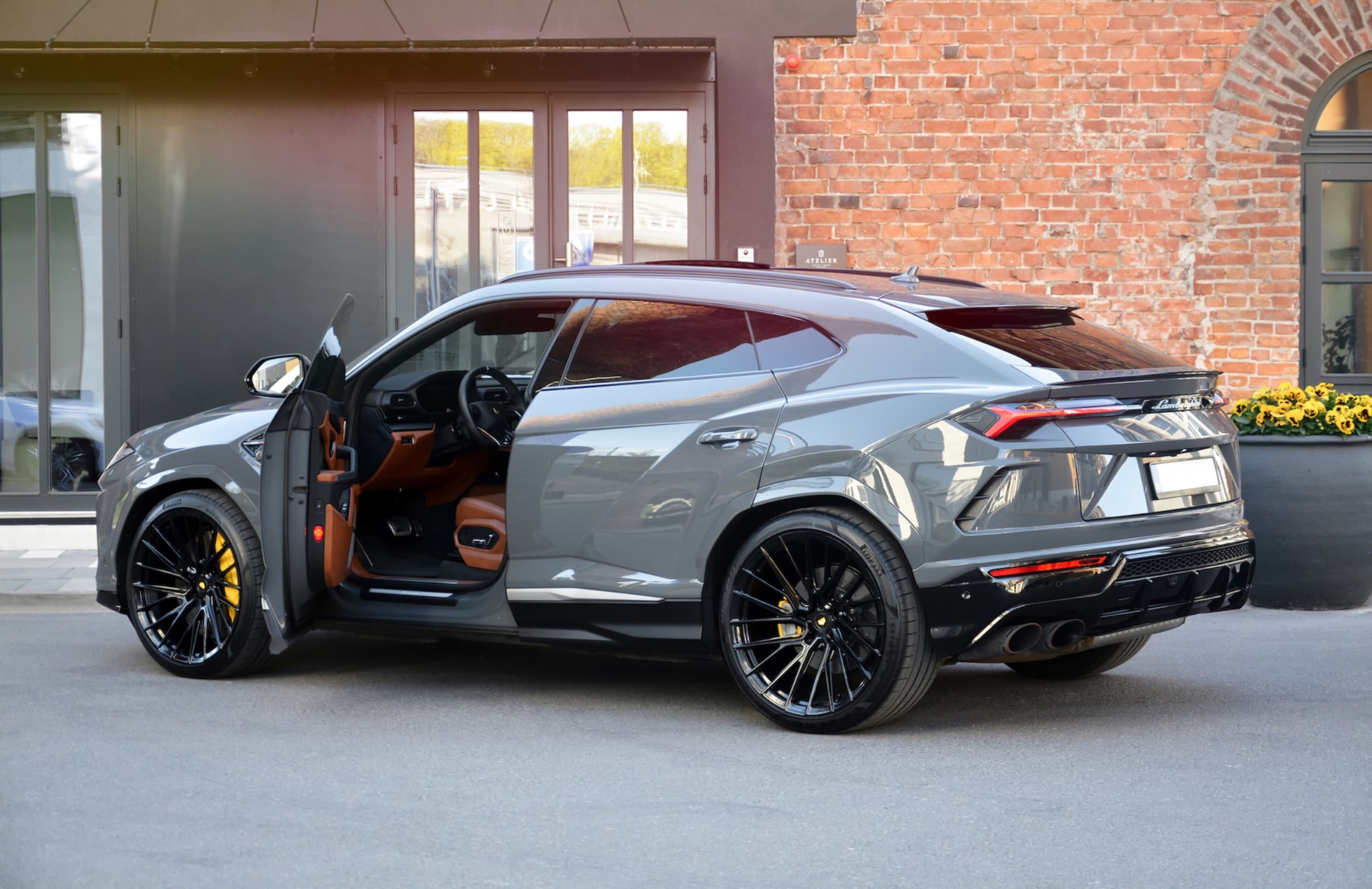 Rear three-quarter view of Lamborghini Urus with Vossen EVO-6TR forged wheels