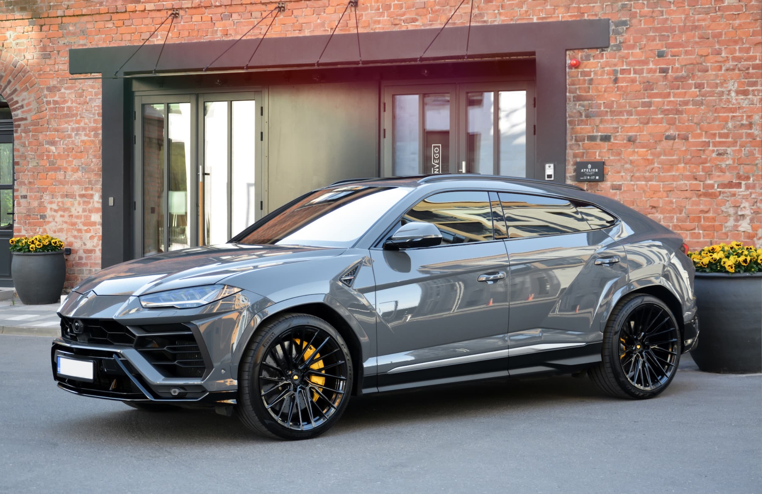 Lamborghini Urus fitted with Gloss Black Vossen EVO-6TR forged wheels